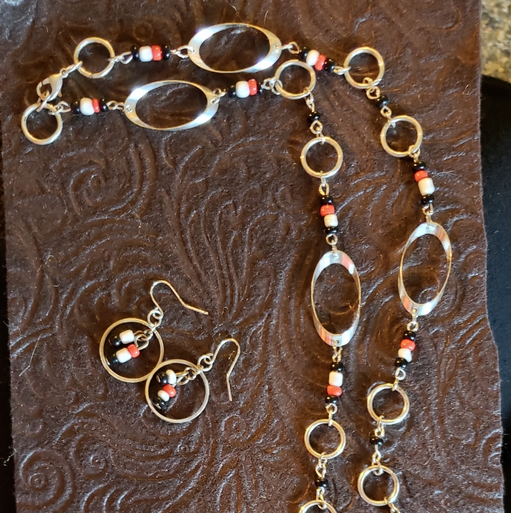 🎉3 for $8🎉 - Necklace with earrings
